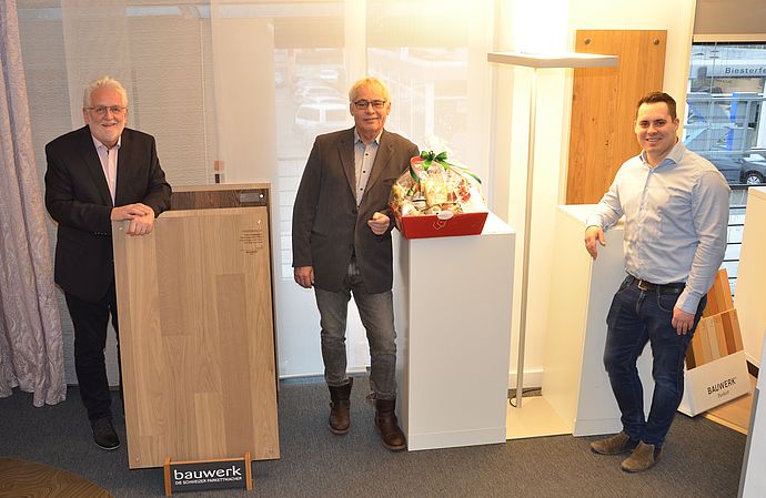 Glückwünsche vom Gesellschafter Karsten Krause l(links) und vom Nachfolger Leif Gaetgens (rechts) Jubilar Dirk Gaetgens. 