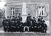 Kampfgenossen vor dem Kriegerdenkmal in der Rolandstraße