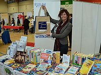 Stadtbüchereileiterin Andrea Koehn berichtete von Büchern, CDs und Spielen, die das Köpfchen fordern und deshalb auch wirkungsvoll bei Demenz-Erkrankten sind.  