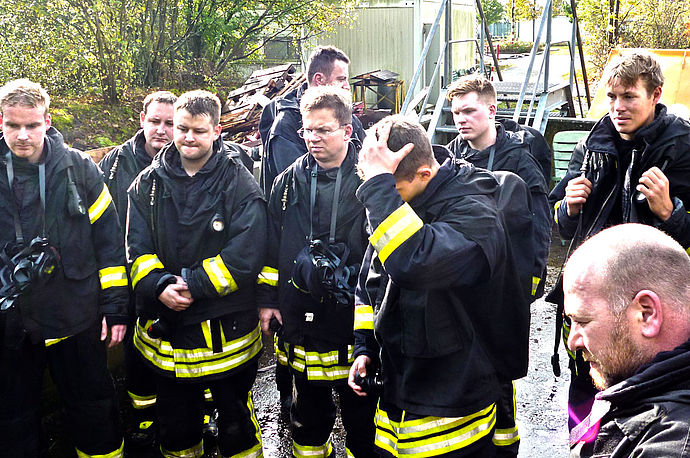... wurde es ernst für die zwölf Brandschützer aus Wedel ...