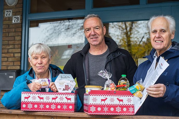 Hoffen auf viele Spenden und Pakete, die sie an die Bedürftigen weitergeben können: Irmgard Jasker (von links), Rainer Bleuel und Wolfram Jasker. Foto: Stadt Wedel/Kamin