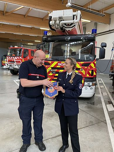 Nadine Kube, Gruppenführerin der Freiwilligen Feuerwehr Wedel, übergab beim Besuch der Feuerwache in Caudry Geschenke von den Wedeler Kameraden. Foto: Stadt Wedel/Kamin