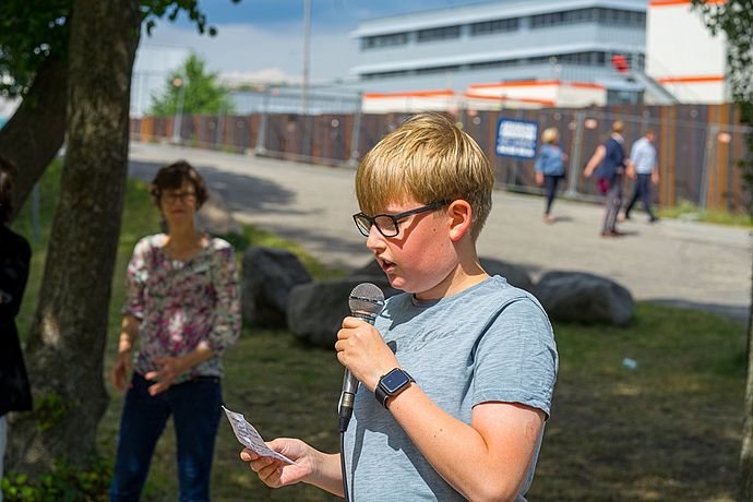 Jonas Petersen vom Wedeler Kinderparlament hielt vor der Eröffnung eine kleine Rede. Foto: Stadt Wedel/Kamin