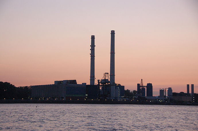 Das Vattenfall-Kraftwerk in Wedel: Es versorgt große Teile des Hamburger Westens mit Fernwärme - hat aber auch in jüngster Zeit immer wieder Partikel ausgestoßen.