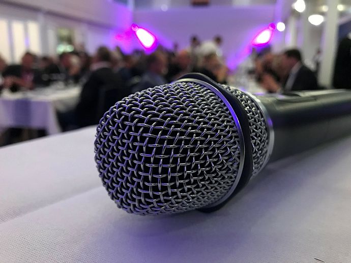 „WEDEL-at-BUSINESS“ ist das größte Netzwerktreffen für Wirtschaftsvertreterinnen und –vertreter der Rolandstadt. Am 26. September ab 18.00 Uhr im „Das NEUE Schulauer Fährhaus – Willkomm Höft“ wird die stellvertretende Bürgermeisterin Julia Fisauli-Aalto alle Teilnehmenden begrüßen und über die wichtigsten Entwicklungen in der Stadt informieren. Foto: Stadt Wedel/Kamin    