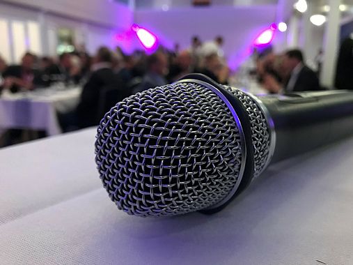 „WEDEL-at-BUSINESS“ ist das größte Netzwerktreffen für Wirtschaftsvertreterinnen und –vertreter der Rolandstadt. Am 26. September ab 18.00 Uhr im „Das NEUE Schulauer Fährhaus – Willkomm Höft“ wird die stellvertretende Bürgermeisterin Julia Fisauli-Aalto alle Teilnehmenden begrüßen und über die wichtigsten Entwicklungen in der Stadt informieren. Foto: Stadt Wedel/Kamin    