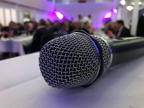 „WEDEL-at-BUSINESS“ ist das größte Netzwerktreffen für Wirtschaftsvertreterinnen und –vertreter der Rolandstadt. Am 26. September ab 18.00 Uhr im „Das NEUE Schulauer Fährhaus – Willkomm Höft“ wird die stellvertretende Bürgermeisterin Julia Fisauli-Aalto alle Teilnehmenden begrüßen und über die wichtigsten Entwicklungen in der Stadt informieren. Foto: Stadt Wedel/Kamin    