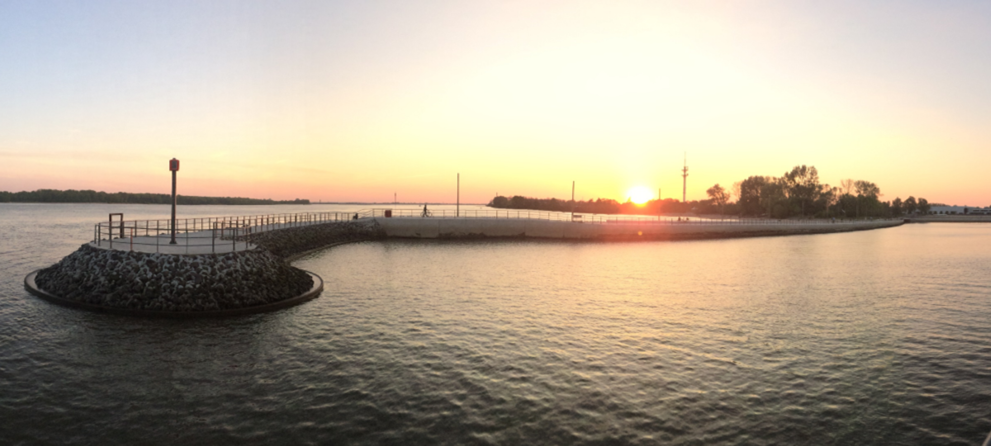 Schulauer Hafen in Wedel bei Sonnenuntergang