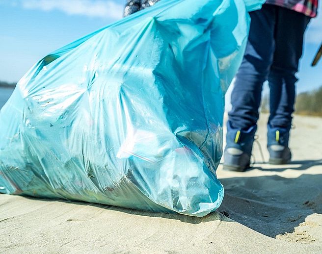 Gemeinsam anpacken: Ob in der eigenen Straße, auf dem Spielplatz nebenan oder am Elbstrand – alle helfenden Hände sind willkommen. Foto: Stadt Wedel/Kamin 