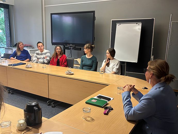 Gemeinsam mit ihrer Lehrerin Lena Passarge  (links im Bild) statteten (v.r.) Lilly Bomat, Lotta Steiner, Asma Ghaderi und Simon Ahrens nach ihrer Rückkehr Mitte Juni Bürgermeisterin Julia Fisauli-Aalto einen Besuch im Wedeler Rathaus ab, um von ihren ersten französischen Berufserfahrungen zu berichten.