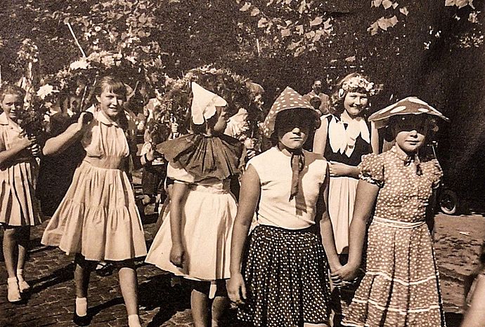 Noch ein Foto aus dem Jahr 1958 beschriftet mit den Worten: „Die Klasse V als Blumen“. Vielleicht erkennt sich noch jemand wieder, dann freuen wir uns über eine Rückmeldung. Foto: Stadtarchiv Wedel