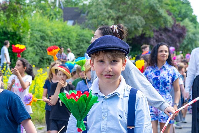Zum Teil in historisch anmutenden Kostümen waren einige Schülerinnen und Schüler und Mitglieder des Kollegiums während des Festumzuges gekleidet. Foto: Stadt Wedel/Kamin