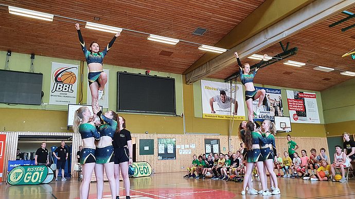 Viel mehr als nur akrobatische "Pausenfüller" - die Cheerleader zeigten ihr Können. Foto: Iris Brendt
