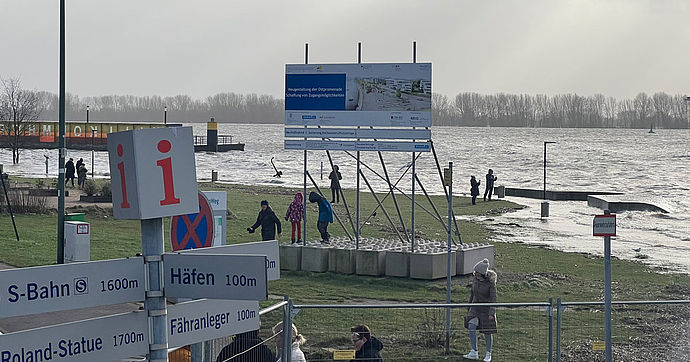 Das Hochwasser lockt viele Neugierige an die Elbe