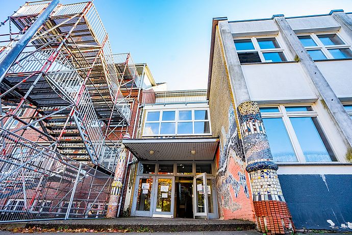 Für den Abriss und Neubau des Südtraktes (auf dem Bild rechts) wurde an den erhalten bleibenden Gebäudeteil eine Außentreppe angebracht. Foto: Stadt Wedel/Kamin