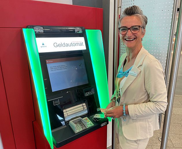 Haspa-Servicemitarbeiterin Susanne Rautenberg und die neue Technik: Mehr Komfort für alle Nutzerinnen und Nutzer von Geldautomaten.