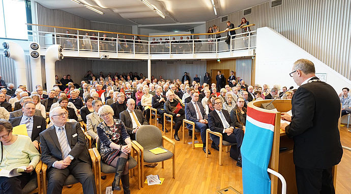 Volles Haus: Der Ratssaal war bei der Rede von Niels Schmidt gut gefüllt - auch eine Delegation aus der Partnerstadt Wolgast mit Bürgermeister Stefan Weigler war dabei- Foto: Sven Kamin