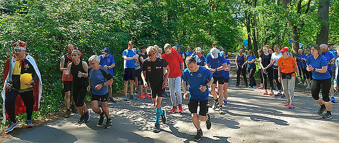 Eine Gruppe Läufer am Start