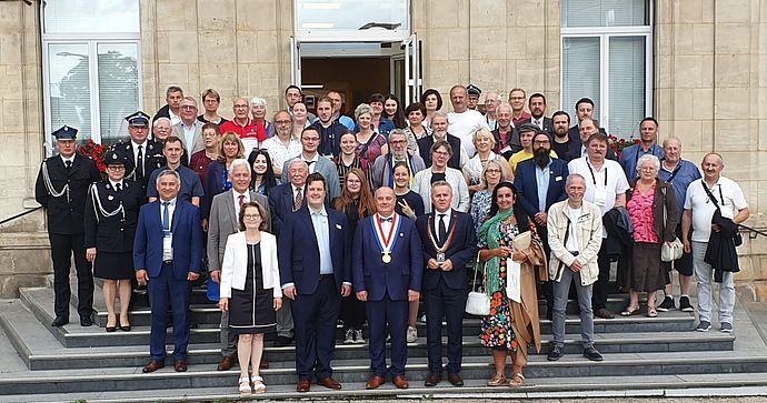 Die Delegationen aus Lytham/St. Annes (England), Pinczow (Polen) und Wedel mit den französischen Gastgebern nach dem offiziellen Rathausempfang in Caudry. Foto: Stadt Wedel