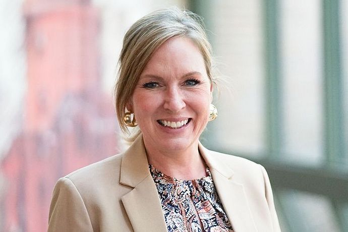 Die Wedeler 2. Stellvertretende Bürgermeisterin Julia Fisauli-Aalto lädt ein zur offenen Sprechstunde. Foto: Stadt Wedel/Kamin