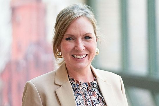 Die Wedeler 2. Stellvertretende Bürgermeisterin Julia Fisauli-Aalto lädt ein zur offenen Sprechstunde. Foto: Stadt Wedel/Kamin