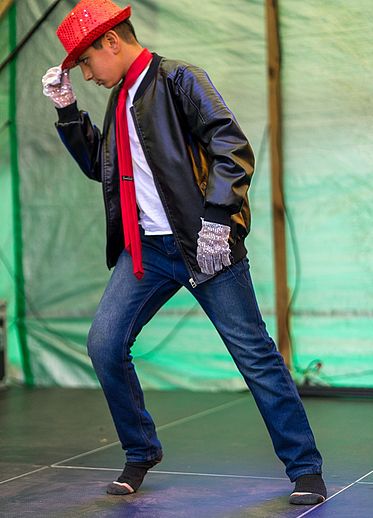 Michael Jackson Nummer 2: Gute Haltungsnoten und viel Applaus gab es für die Tanzgruppe von Nancy Gomez. Foto: Stadt Wedel/Kamin