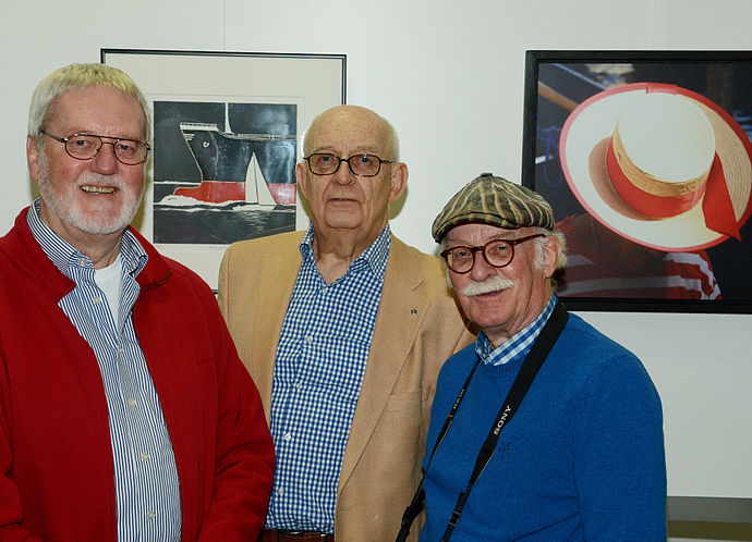 Unternehmer und Mäzen Jan-Ulrich Bernhardt (Mitte) hat mit Dieter Tautz (links) und Carsten Koch wahre Könner ihrer Kunst-Technik zu Gast.