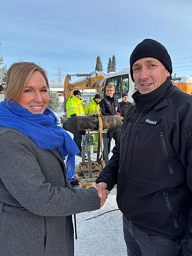 Bürgermeisterin Julia Fisauli dankt Bombenentschärfer Mirko Haack.