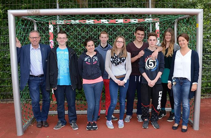 Beleuchtung für den Fußballplatz? Bürgermeister Niels Schmidt freute sich über Wünsche und Fragen der Schüler und ihrer Lehrerin Judith Sigmund.