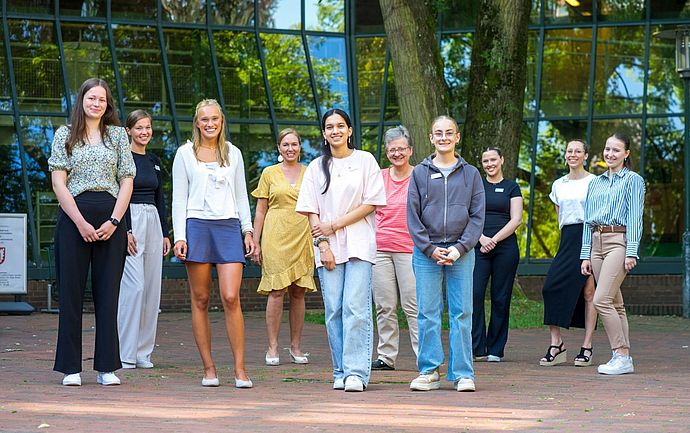 Start bei der Stadt: (Vordere Reihe von links) Juliane Sabow, Anna-Lena Schmuck, Shabnam Haidari und Penelope Widman (SEW) haben am 1. August ihre Ausbildung bzw. ihr Studium begonnen. Foto Stadt Wedel/Kamin