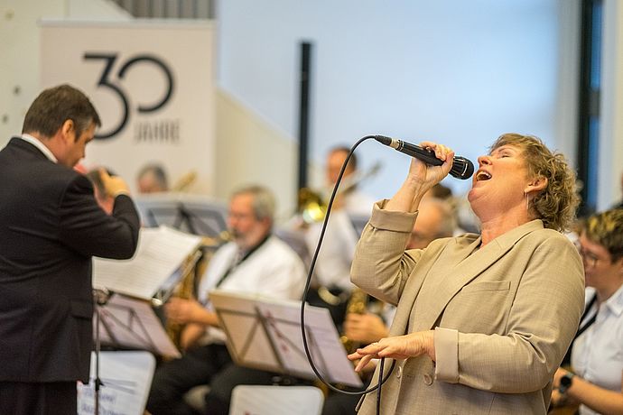 Das Elbsound Jazz Orchestra mit Sängerin Andrea Betche sorgte für fingerschnippende Neujahrsstimmung. Foto: Stadt Wedel/Kamin