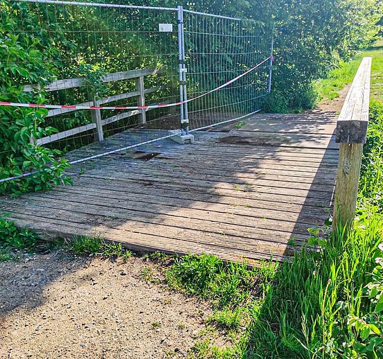 Diese marode Brücke nahe der Wassererlebniszone wird im August ersatzlos abgebaut.  Der Erhalt ist nicht mehr wirtschaftlich und die Brücke in ihrer Funktion nicht mehr unbedingt notwendig. Foto: Stadtentwässerung Wedel