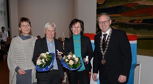 Brigitte Napiwotzki (2. v.l) und Birgit Müller (3.v.l) haben ehranamtlich Vorbildliches geleistet, deshalb wurden sie von Stadtpräsidentin Renate Palm und Bürgermeister Niels Schmidt ausgezeichnet