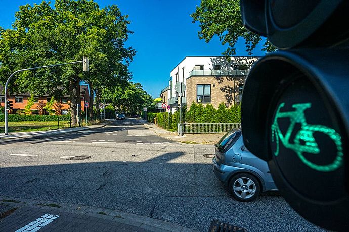 Ab Anfang September dürfen motorisierte Fahrzeuge nicht mehr von der Pinneberger Straße in die Wiedetwiete einbiegen. Der Bereich soll auf diese Weise fahrradfreundlicher gestaltet werden. Foto: Stadt Wedel/Kamin