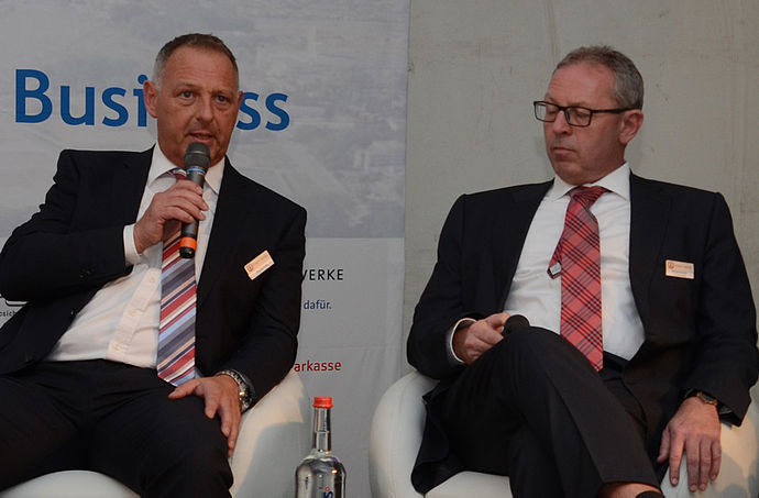 BusinessPark-Projektleiter Jörg Amelung (links) und Bürgermeister Niels Schmidt blickten in die Historien des Geländes zurück - und vor allen Dingen optimistisch nach vorn.