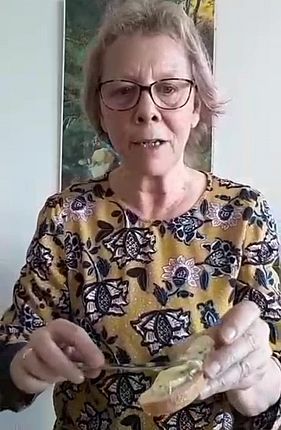 Marita beim Schmieren eines Brotes mit der selbstgemachten Kräuterbutter.