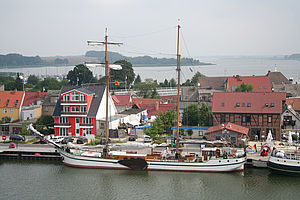 Hafen mit Schiff Weisse Düne / Foto: Wolgast