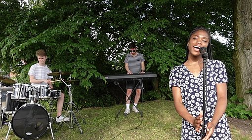 Isabella (Gesang), Thore (Keyboard) und Lennard (Schlagzeug) präsentieren den dritten Teil der Video-Reihe „Konzerte Online“ der Musikschule Wedel. Bildschirmfoto: Stadt Wedel