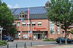 Das Sparkassengebäude von der Bahnhofstraße aus betrachtet mit einer großen Solaranlage auf dem Dach