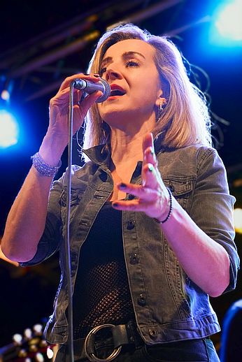 „Steh auf!“ lautet der Titel des Liedes, das Seda Temel von der Musikschule Wedel  eigens zum Frauentag komponiert hat. Sie wird es bei der Ausstellungseröffnung und beim Frauenfest singen. Foto: Ebru Durupinar