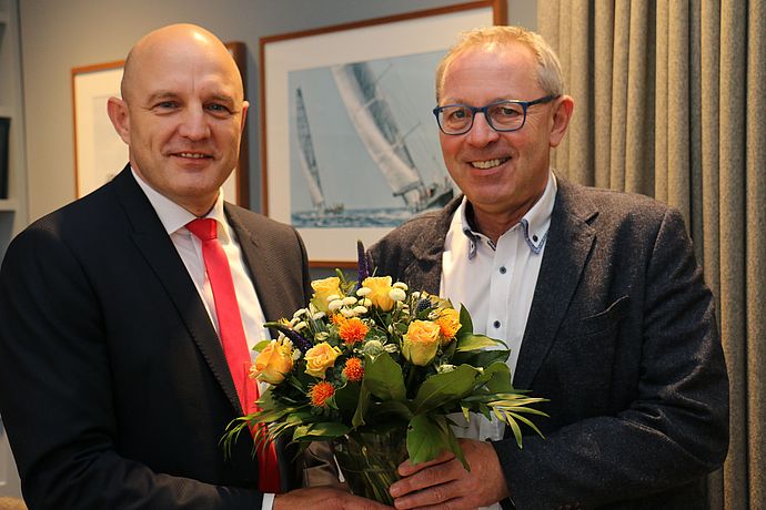 Bürgermeister Niels Schmidt verabschiedet Sparkassen-Vorstand Heiko Westphal mit einem  großen Blumenstrauß. Foto: Sparkasse