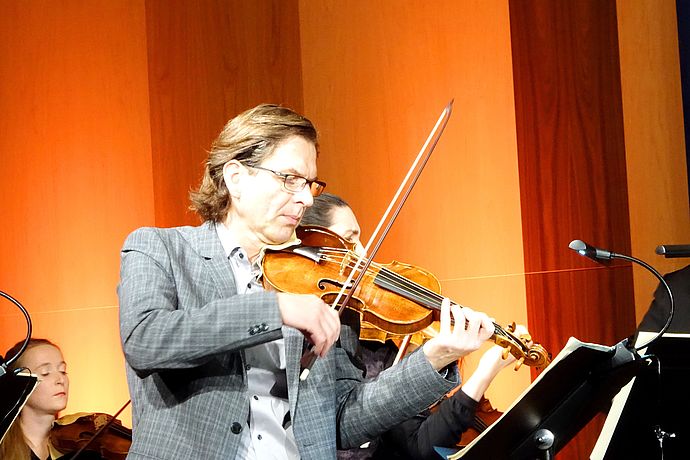 Ensemble-Leiter Jürgen Groß spielt die erste Geige.