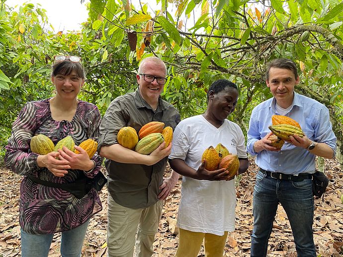 Marion (links) und Stephan Franz (rechts) checkten die faire Kakao-Produktion. Foto: pr 