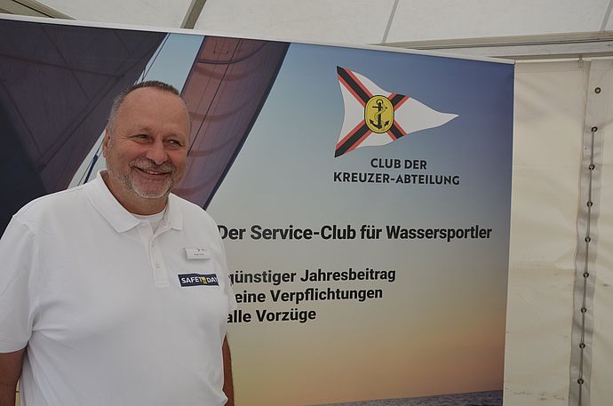 Holger Flindt und sein Team vom Club der Kreuzerabteilung hatten zur Information über  Sicherheit auf See einiges auf die Beine gestellt.