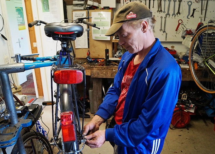Der Mechaniker Henner Page repariert in der Werkstatt die Kundenfahrräder.