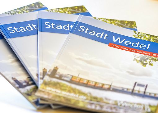 Die aktuelle Bürgerbroschüre der Stadt Wedel. Foto: Stadt Wedel/Kamin