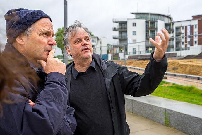 Der Planer der Ostpromenade, Ole Flemming vom Architekturbüro "BOF" (r.), erläuterte Minister Werner Schwarz die konzeptionellen Überlegungen hinter den einzelnen Elementen der Ostpromenade. Foto: Stadt Wedel/Kamin