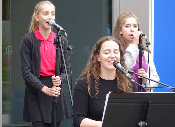 Hatten Spaß am Singen diesen nachmittag_ Vivia (von links), Maria Ludwig-Petersen und Asja