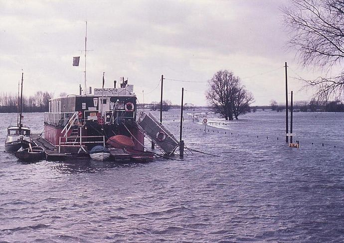 Das Theaterschiff in der gefluteten Wedeler Marsch