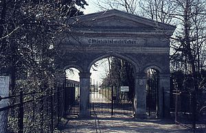 Friedhofstor mit Gitter